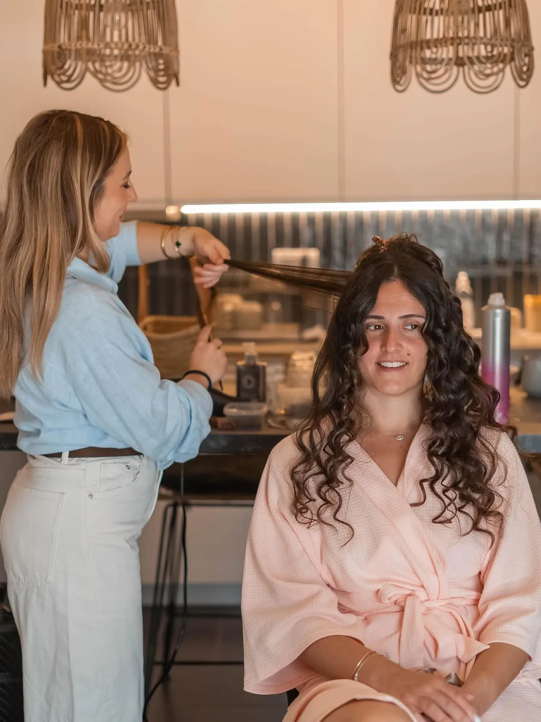 Alizée Moretto coiffant une cliente dans l'ambiance rétro du salon Encore à Castelnau-le-Lez