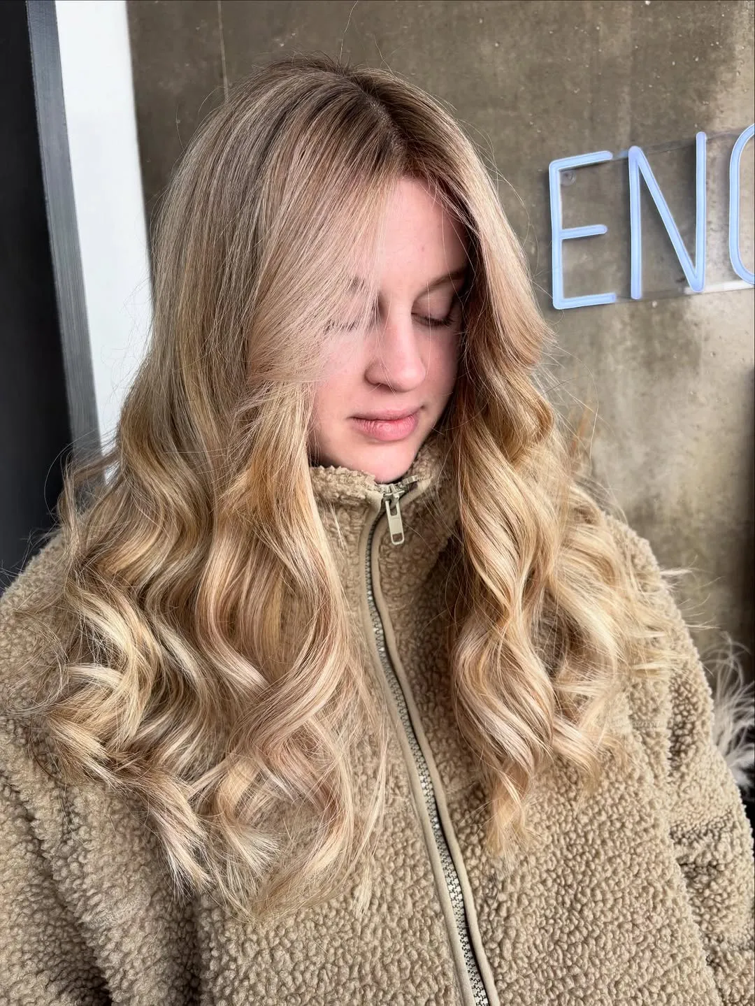 Balayage blond doré réalisé par Alizée Moretto au salon Encore